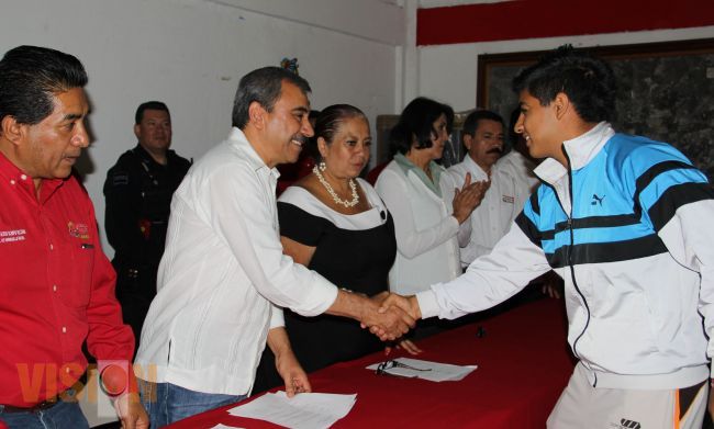 Aldo Macías entregó becas a 247 estudiantes del Municipio de Uruapan