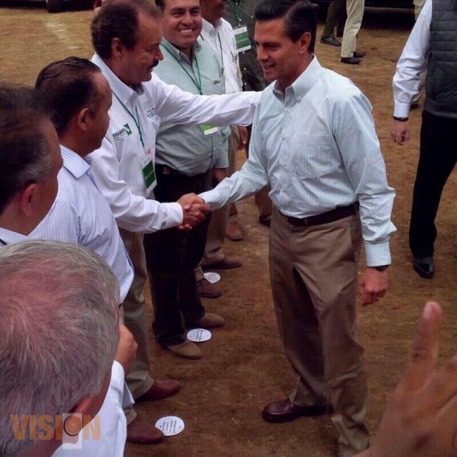 EPN, pone en marcha obras de Electrificación en Chilchota.