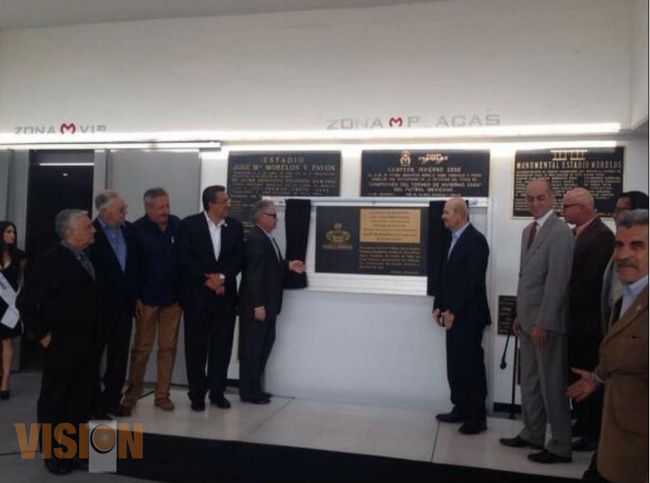 Develan placa por el 25 Aniversario del Estadio Morelos.
