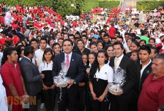Silvano cumple con impulsar la educación de los jóvenes en Michoacán 