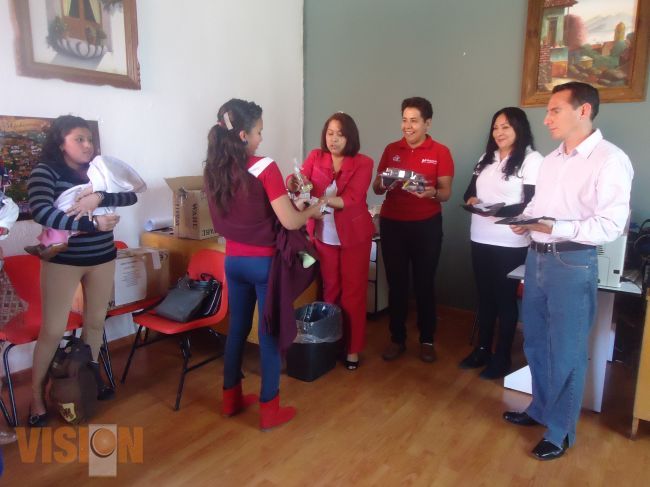 DIF Michoacán capacita y entrega material para talleres productivos a madres adolescentes. 