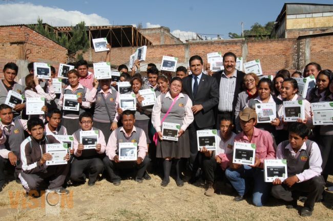 Continúa Silvano entrega de apoyos a estudiantes michoacanos