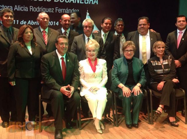 Alicia Rodriguez, Promotora Mundial de la Paz, recibe Presea en Pátzcuaro
