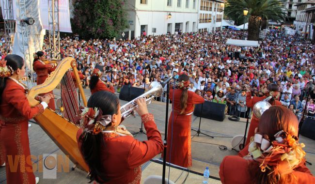 Sones del mariachi engalanaron el Domingo de Ramos de Uruapan