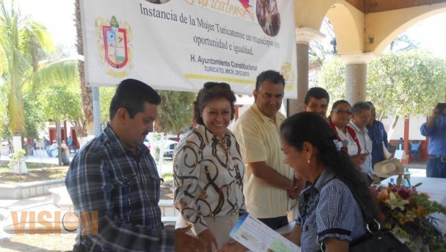 Estado y Municipio apoyan a emprendedoras de Turicato.