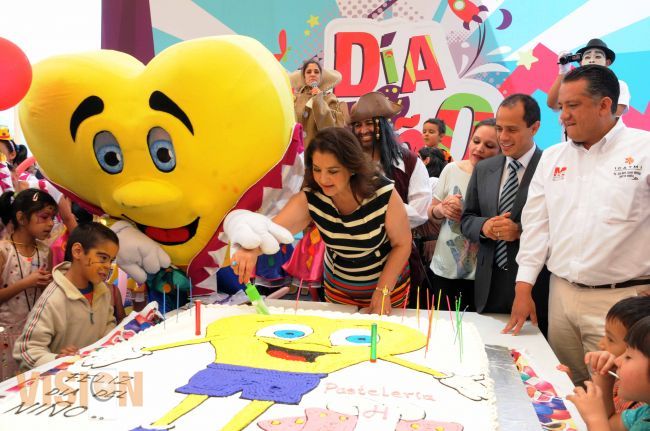 Patricia Mora festeja a niños y niñas del CRIT Michoacán.