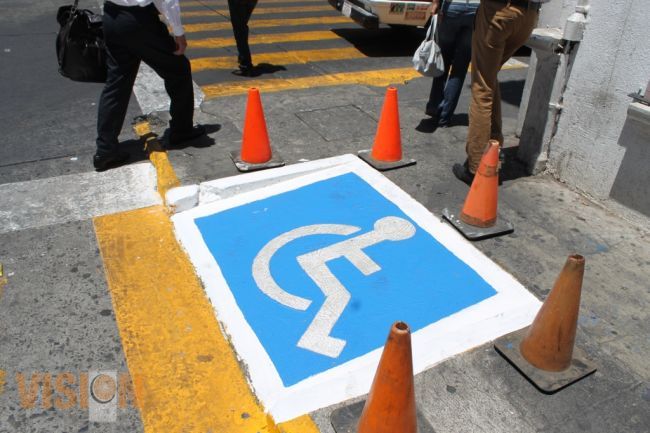 Gobierno municipal mejora la imagen urbana con el balizamiento
