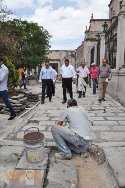 Supervisa Wilfrido Lázaro Medina, trabajos del jardín anexo al Templo de San Diego.