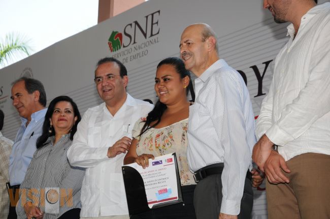 Entregan Gobernador y Secretario del Trabajo apoyos por  2.3 mdp para fortalecer el empleo.