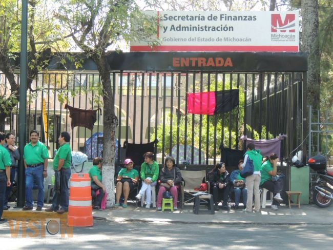 Va para largo la huelga en el Gobierno de Michoacan, 