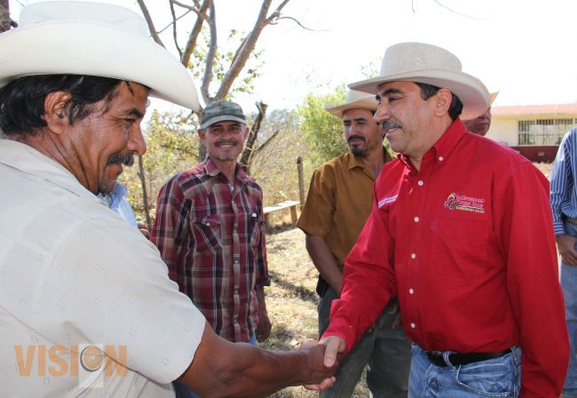 Aldo Macías cumple compromisos con las comunidades rurales