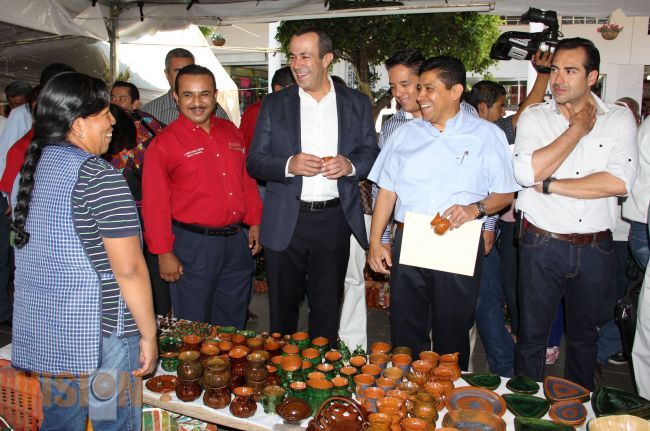 Autoridades municipales recorren con Subsecetario de Turismo Federal Tianguis Artesanal