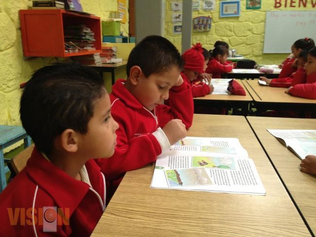 Reanudan clase más de un millón de estudiantes michoacanos.