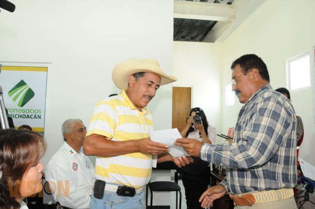 Promueve centro de agronegocios apoyos de gran impacto para productores del campo de Michoacán.