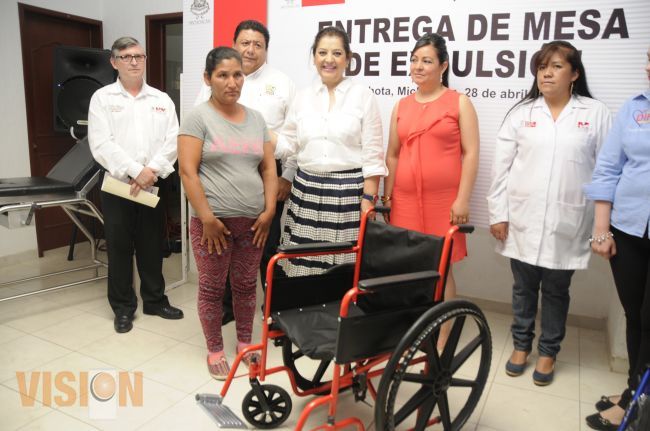 Patricia Mora entregó equipamiento médico en Chilchota.