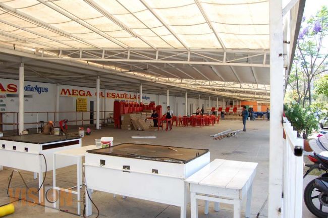Instalados ya, parte de los comerciantes que participarán en la Expo Feria Michoacán 2014.