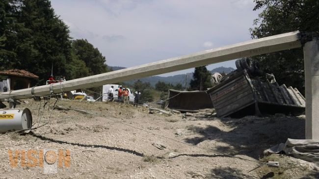 Tráiler con carga vuelca y arrasa con todo a su paso