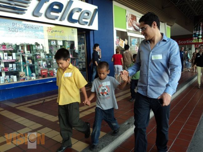 Miguel Ángel Villegas festeja a niños de Casa Hogar