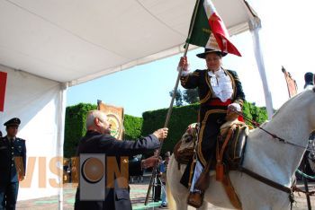 Entrega alcalde estandarte nacional en Cabalgata por la Ruta de la Independencia