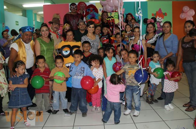 Ana Luisa Cervantes convivió y felicitó a niños del Cetefi