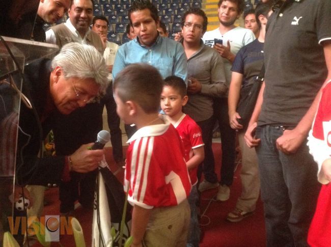 Motiva Jesús Ramírez a jóvenes michoacanos a cumplir sus metas.