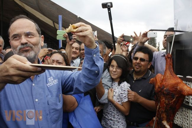 Madero se come unos tacos de cordero 