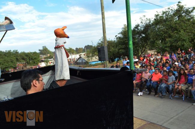 El gobierno municipal lleva función de títeres a colonias del municipio