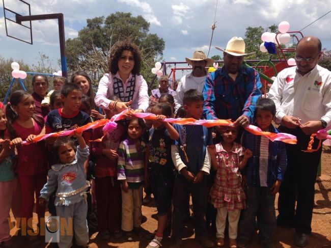 Entrega Maggy Oribio paquetes de juegos infantiles para áreas verdes.