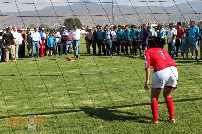 Entrega Ayuntamiento de Morelia 5 canchas empastadas a la Liga Municipal de Fútbol.