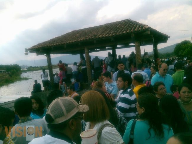 Miles de visitantes nacionales y extranjeros disfrutan en Janitzio, espectáculo aéreo