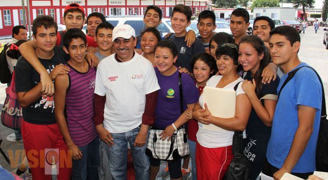 Aldo Macías apoya a equipos del COBAEM Uruapan