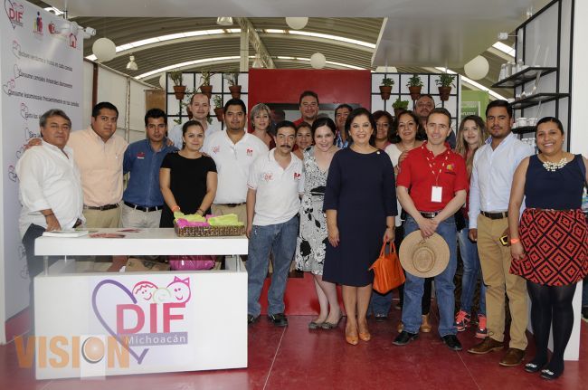 Patricia Mora de Vallejo visita stand del sistema Dif Estatal en la Expo Feria 2014.