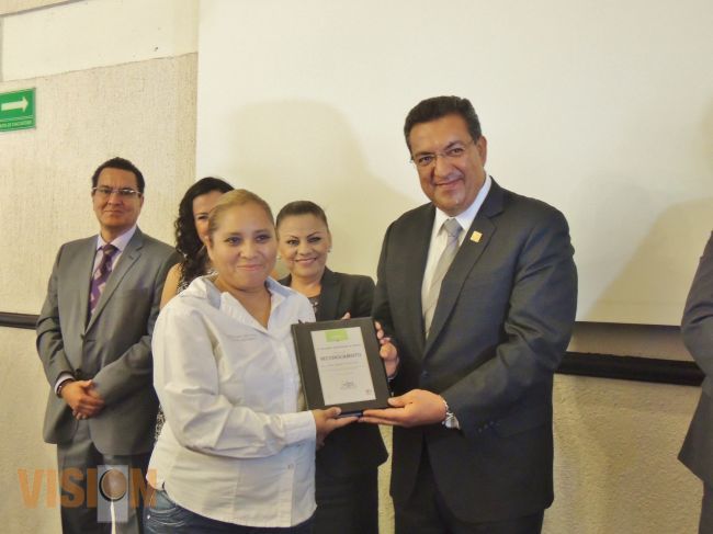IMDE entrega reconocimientos a madres de deportistas morelianas.