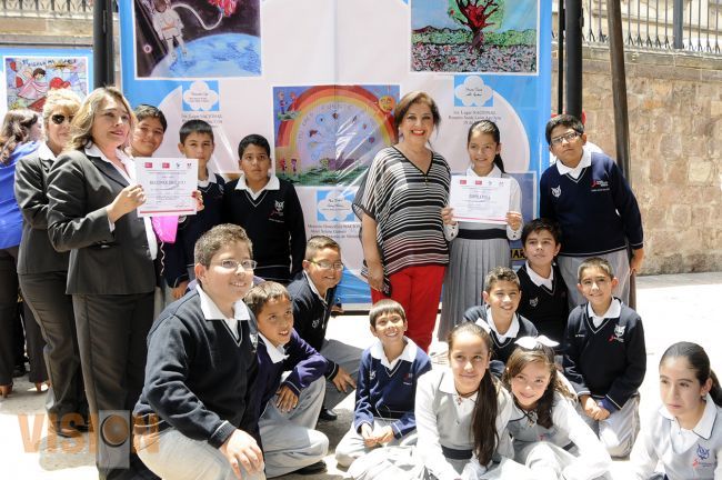 Niños michoacanos ganan primeros lugares en concurso nacional de dibujo de donación de órganos.