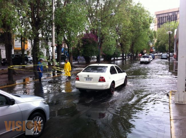 Personal del Ooapas atento a la lluvia de hoy.