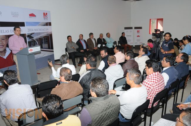 Constructores michoacanos se capacitan para participar en programa escuela digna.
