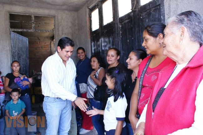Entrega obsequios Ernesto Núñez para celebrar el 10 de mayo