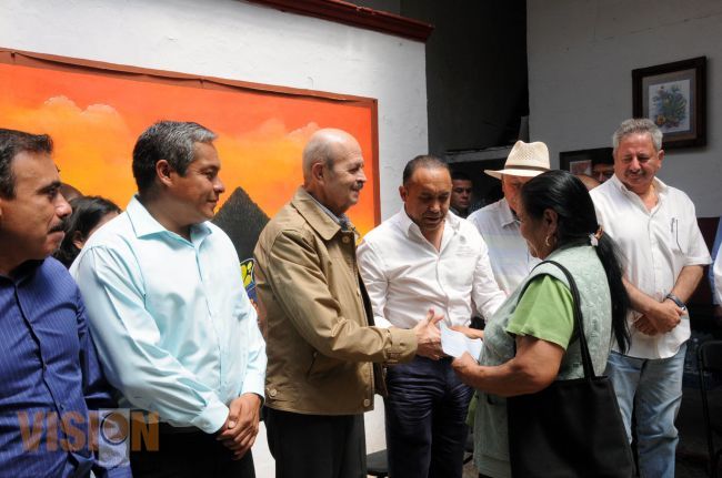 Cumple Fausto Vallejo a los Comerciantes del Mercado Morelos de Tacámbaro.