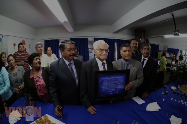 Reconoce SEE a profesor por 62 años de labor docente.