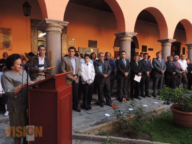 SEE reconoce a maestra por 59 años de servicio en la docencia.