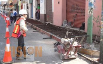 Rehabilitan banquetas en Zacapu