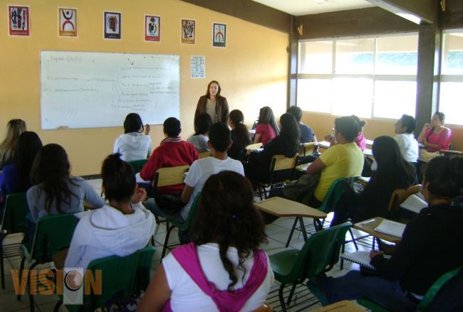 Conalep reconoce trayectoria de docentes.