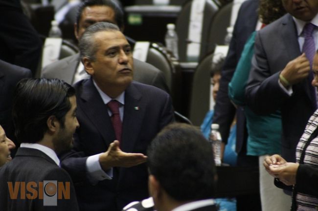 Inicia extraordinario con críticas a Beltrones por aquello de que no cambia “ni una coma” 
