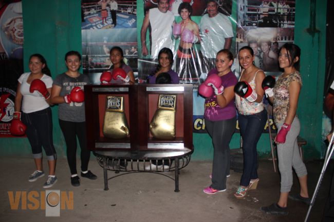 Recibe Lila Ceja, guantes autografiados por Juan Manuel Márquez