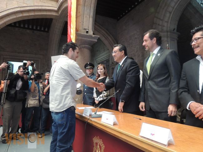 Once Morelianos recibieron la Condecoración al Mérito Juvenil 2014.