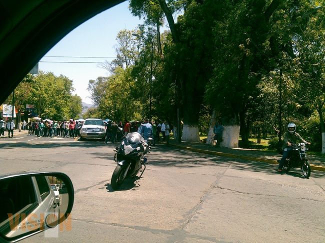 Normalistas liberan vehículos retenidos, Gobierno reitera llamado al diálogo