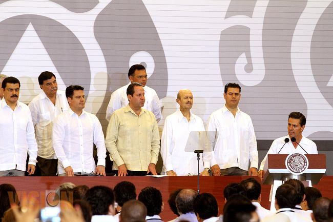 Asiste Fausto Vallejo a sesión del Consejo Nacional de Protección Civil.