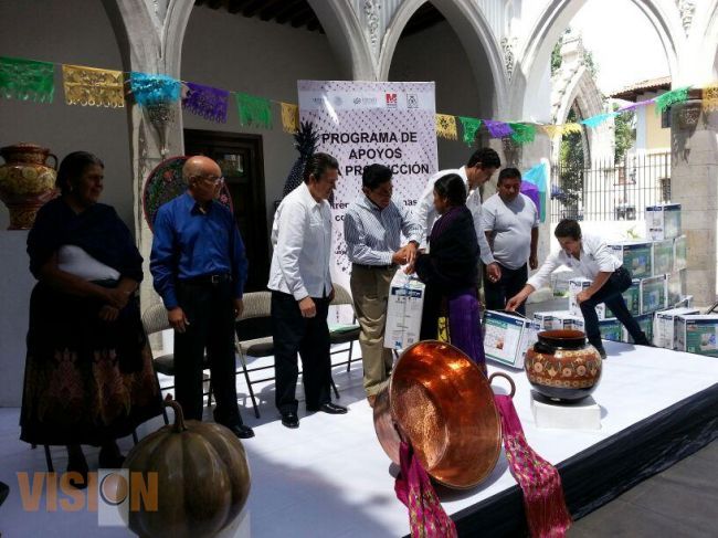 Beneficiadas con máquinas de coser que otorgan FONART y CASART, 81 artesanas.