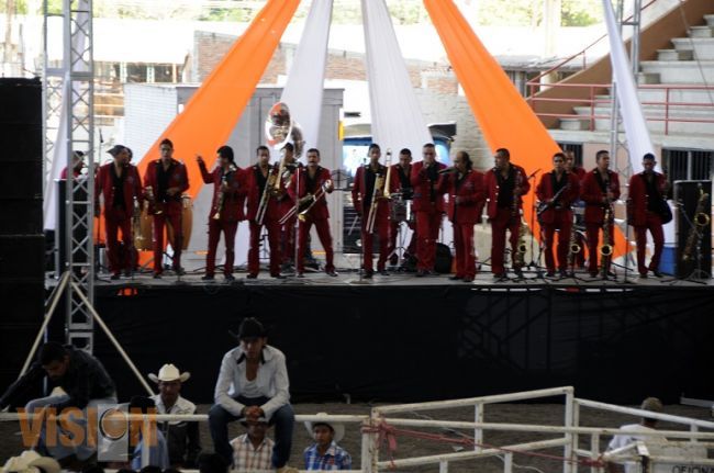 Ameno jaripeo baile a beneficio de la casa hogar para varones.