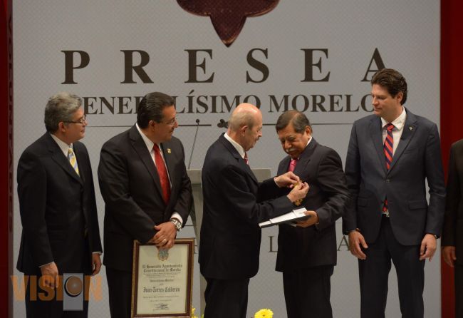 Entregan la presea Generalísimo Morelos, a Juan Torres Calderón y Marco Antonio Salís. 